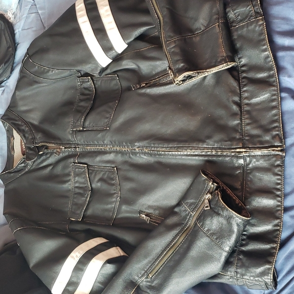 Mens Danier leather jacket. - Picture 3 of 7